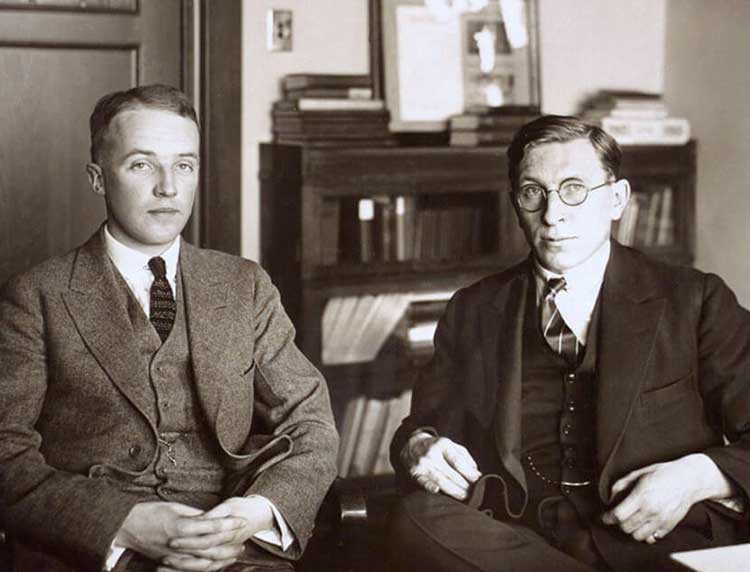 Frederick Banting (til høyre) og Charles Best (til venstre) ved University of Toronto.